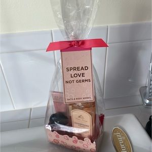 LAST ONE Bath & Body Works by White Barn 3 Piece Gift Set in Champagne Toast